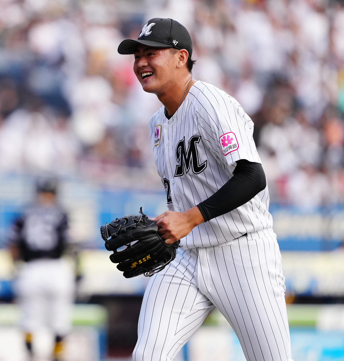 ロッテ対ソフトバンク　6回表を抑え、笑顔でベンチへ戻るロッテ坂井（撮影・鈴木みどり）