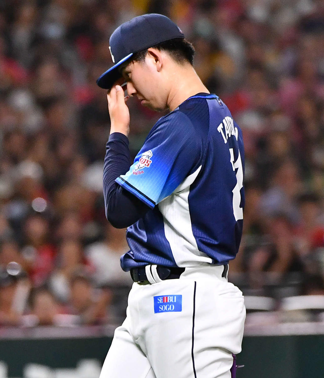 柳町達に勝ち越しの押し出し四球を与え、厳しい表情を見せる西武武内夏暉（2025年9月17日撮影）