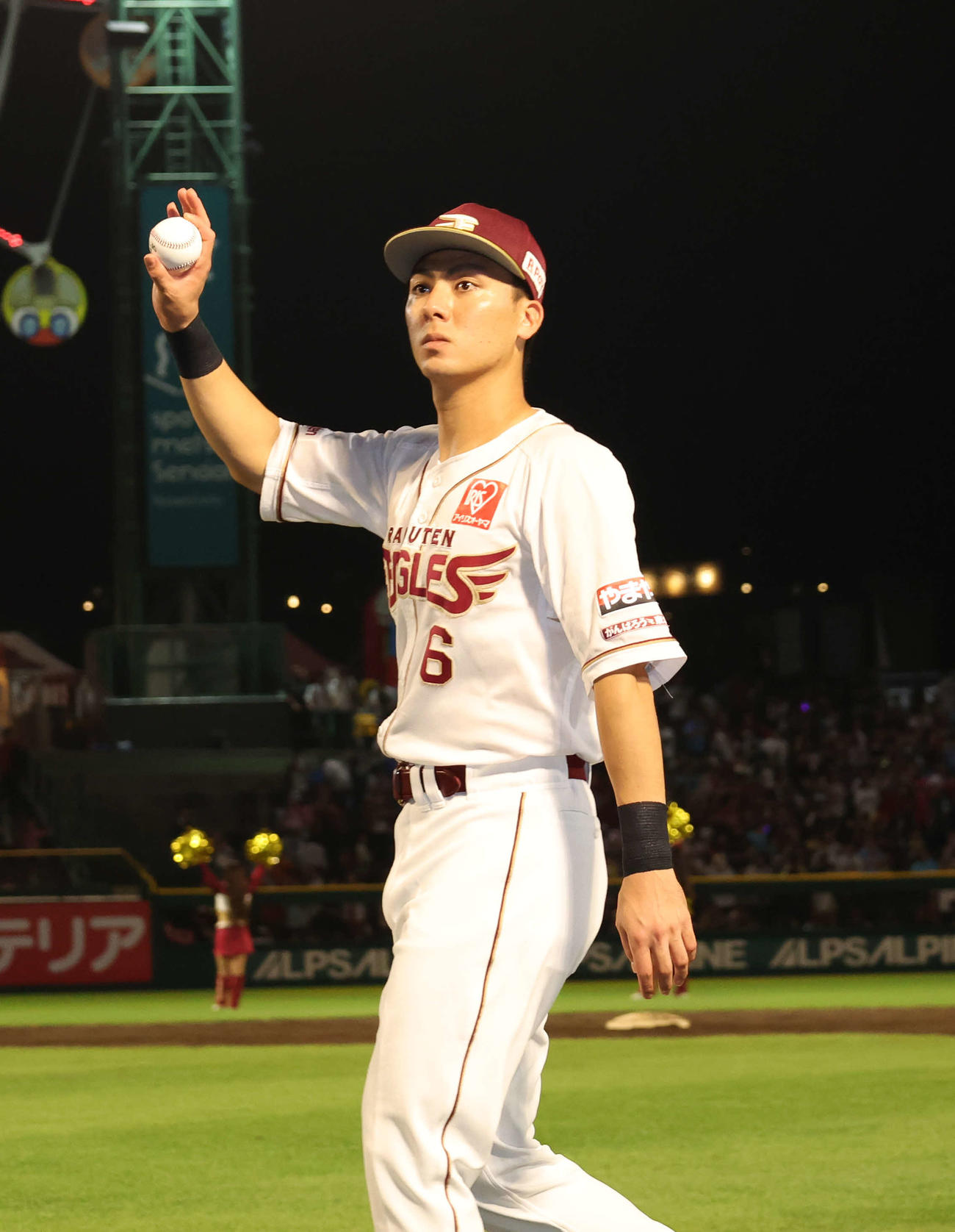 楽天対オリックス　最終戦でファンに手を振る楽天村林（撮影・増田悦実）
