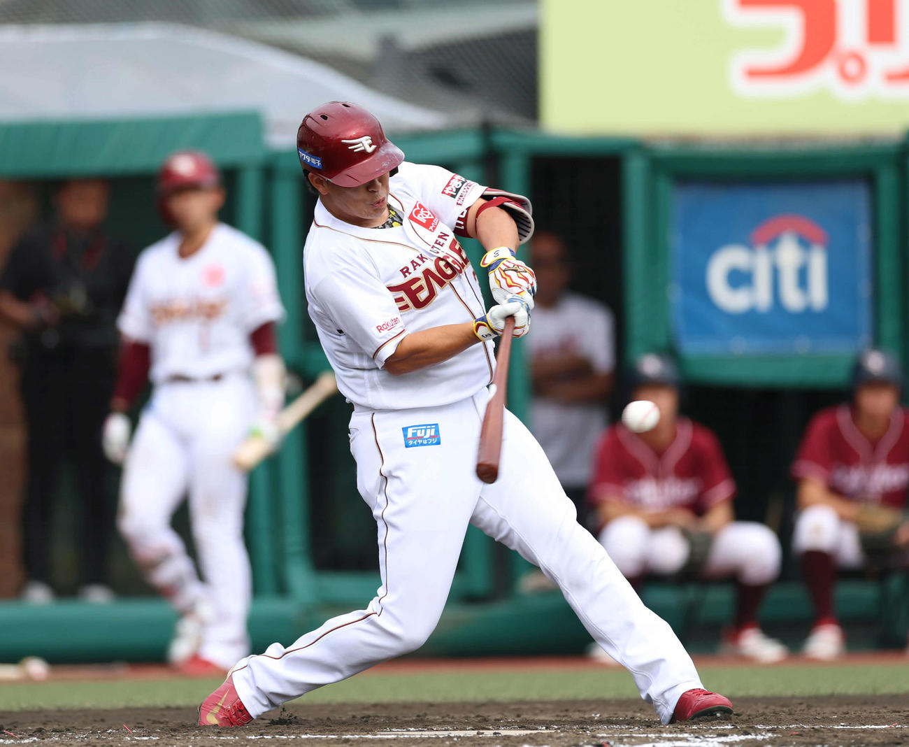 楽天対オリックス　2回裏楽天無死、左二塁打を放つ浅村（撮影・増田悦実）