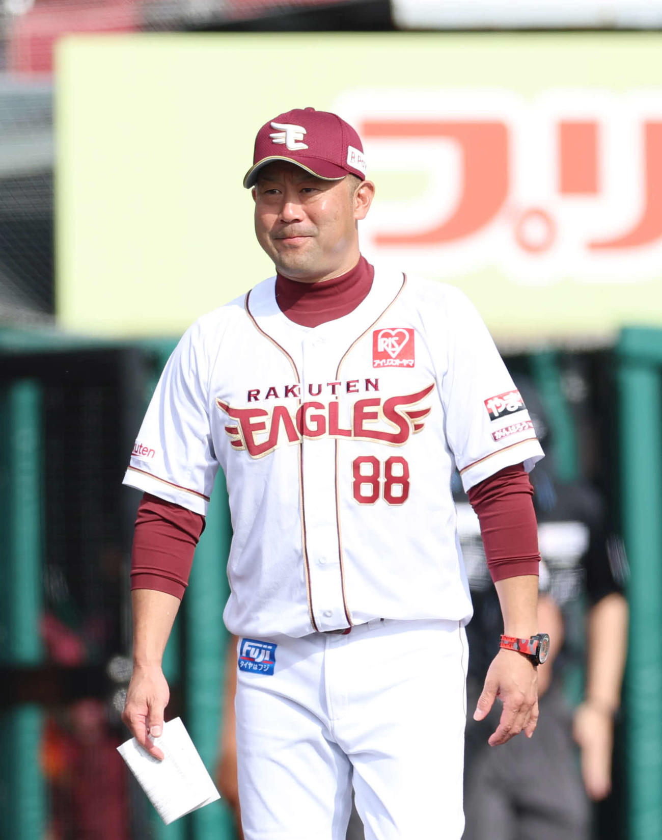 楽天対オリックス　メンバー表交換に向かう楽天三木監督（撮影・増田悦実）