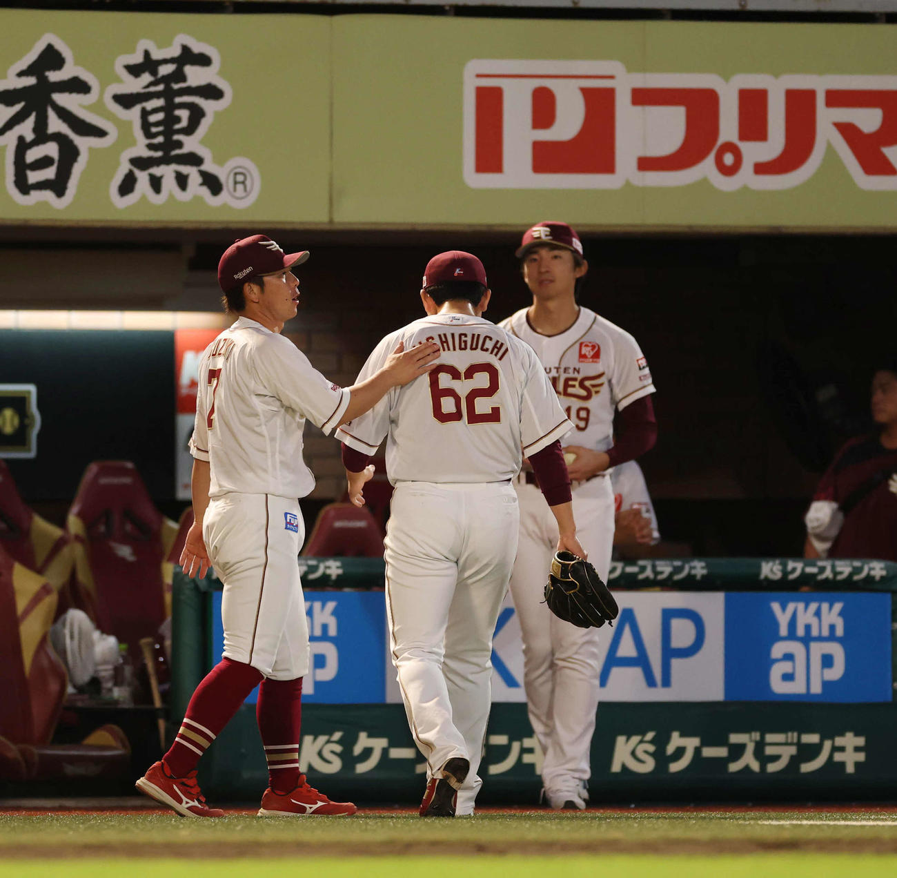 楽天対オリックス　勝ち越しを許し、がっくりとベンチへ戻る楽天西口（中央）（撮影・増田悦実）