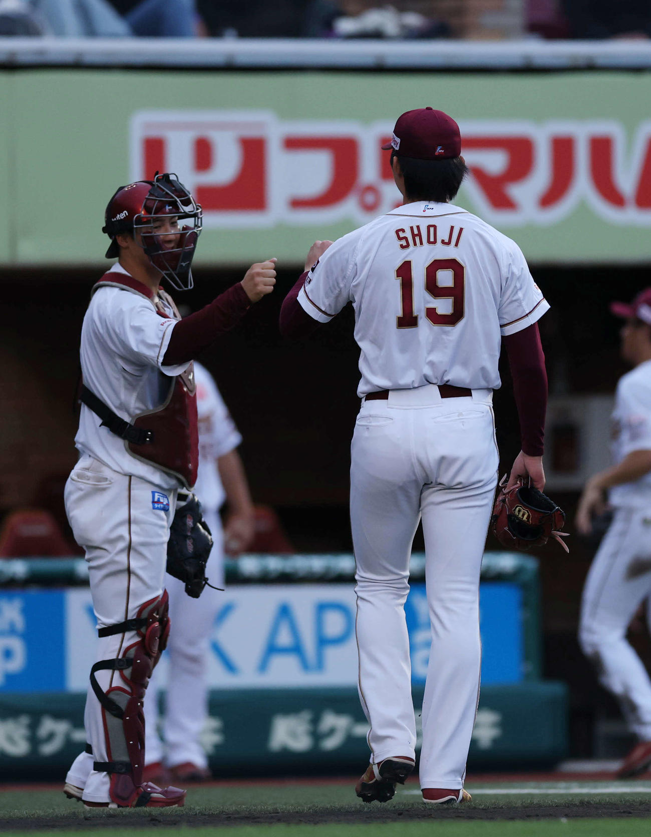 楽天対オリックス　9回表オリックス　9回を無失点で抑えグータッチをする楽天太田（左）と荘司（撮影・増田悦実）