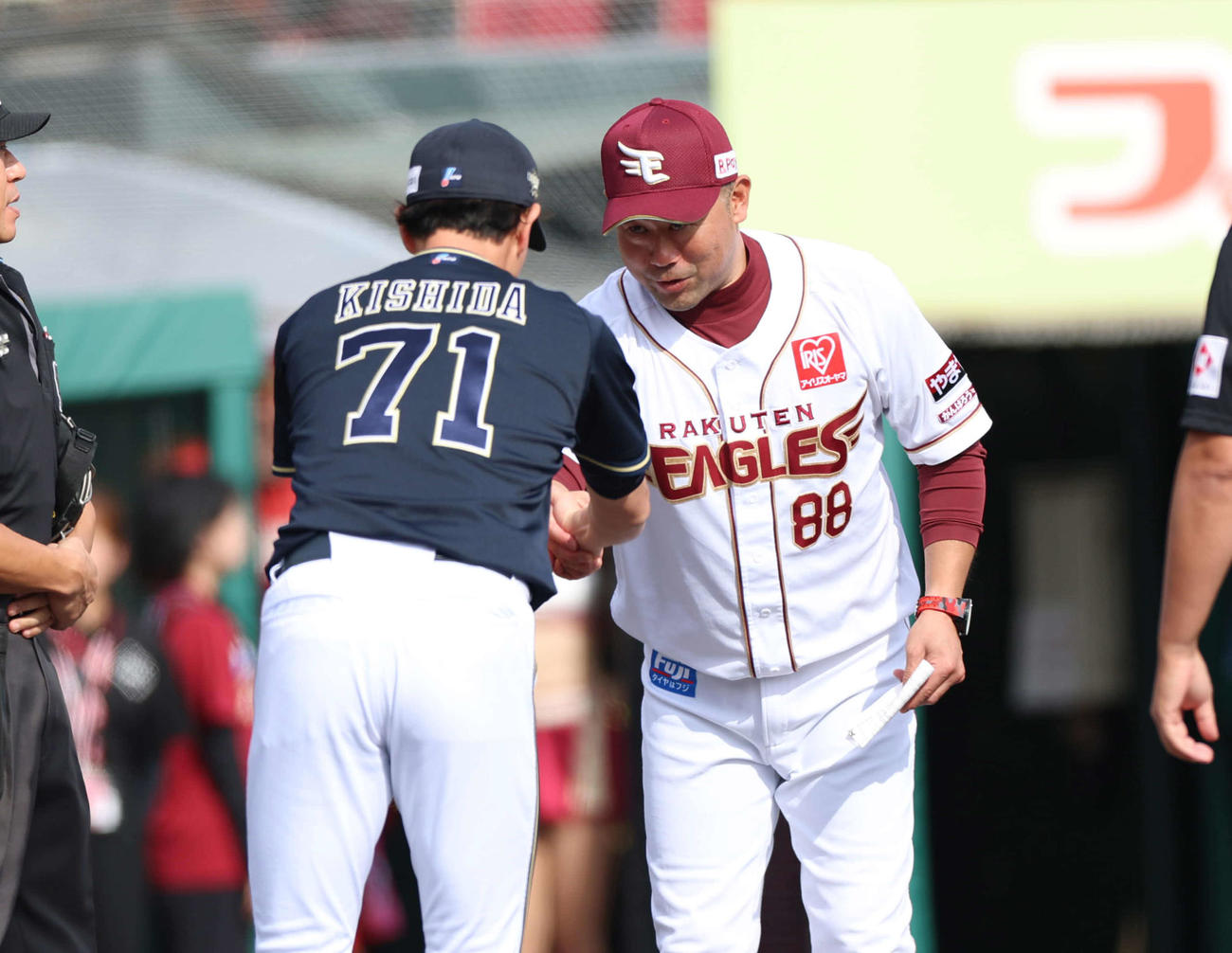 楽天対オリックス　メンバー表交換で握手を交わすオリックス岸田監督（左）と楽天三木監督（撮影・増田悦実）