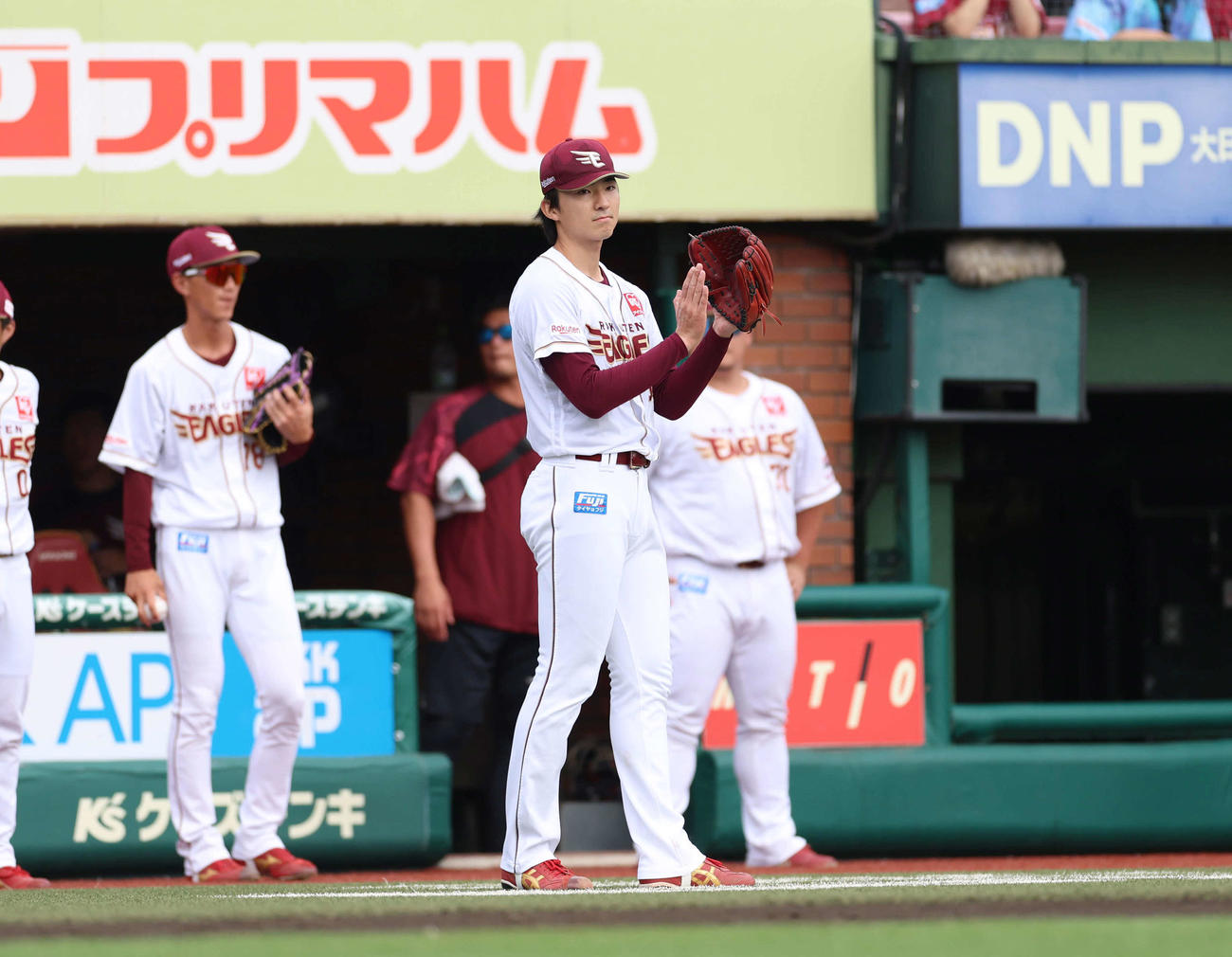 楽天対オリックス　3回表オリックス　無失点で3回を終えナインを出迎える楽天荘司（撮影・増田悦実）