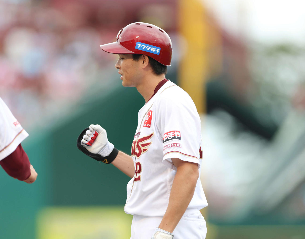 楽天対オリックス　5回裏楽天無死、右安打を放ちガッツポーズをする中島（撮影・増田悦実）