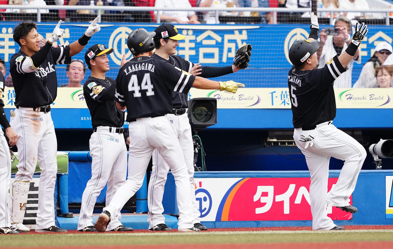 ロッテ対ソフトバンク　7回表ソフトバンク2死満塁、満塁本塁打を放った山川（右）と一緒にどすこいポーズする有原（中央後方）（撮影・鈴木みどり）