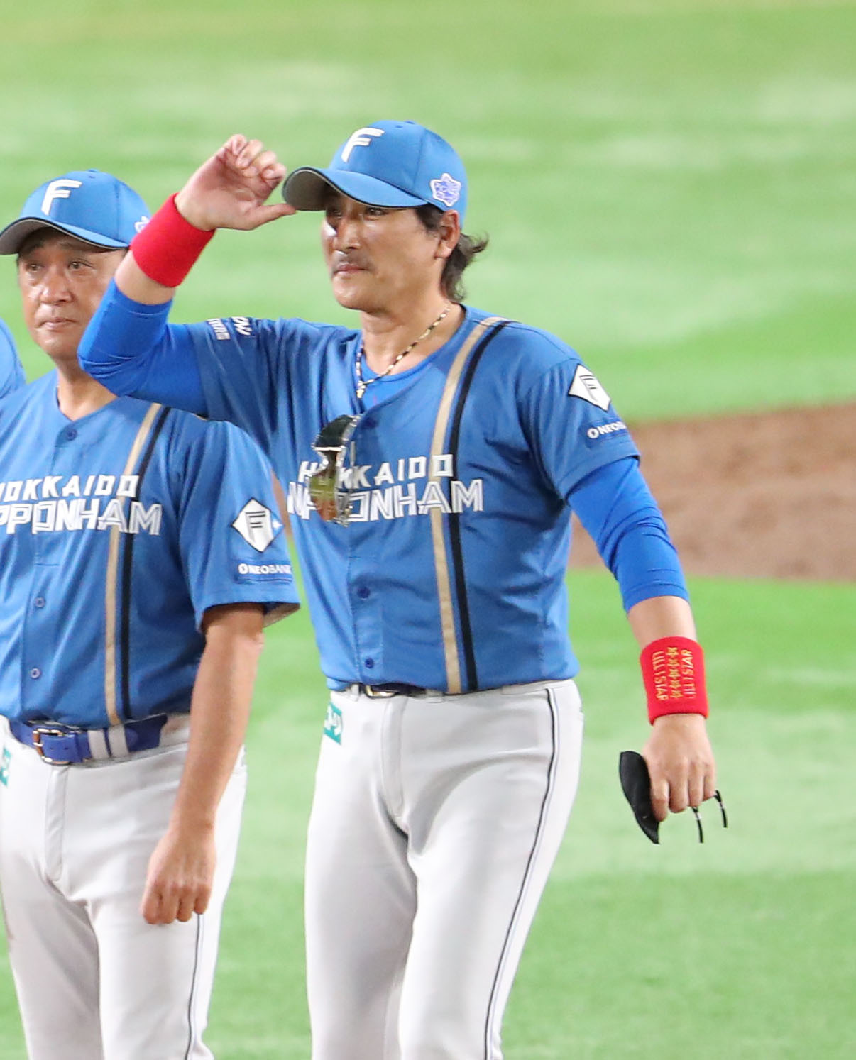 9月30日のソフトバンク戦を終え、スタンドのファンにあいさつする日本ハム新庄監督