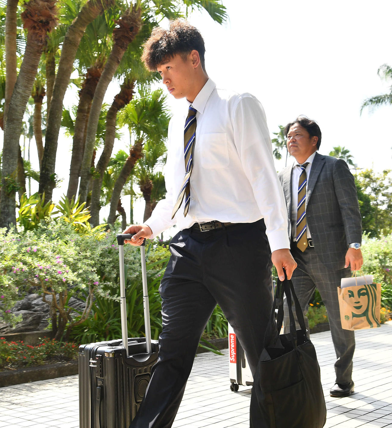 宮崎空港に到着した阪神早川（撮影・岩下翔太）