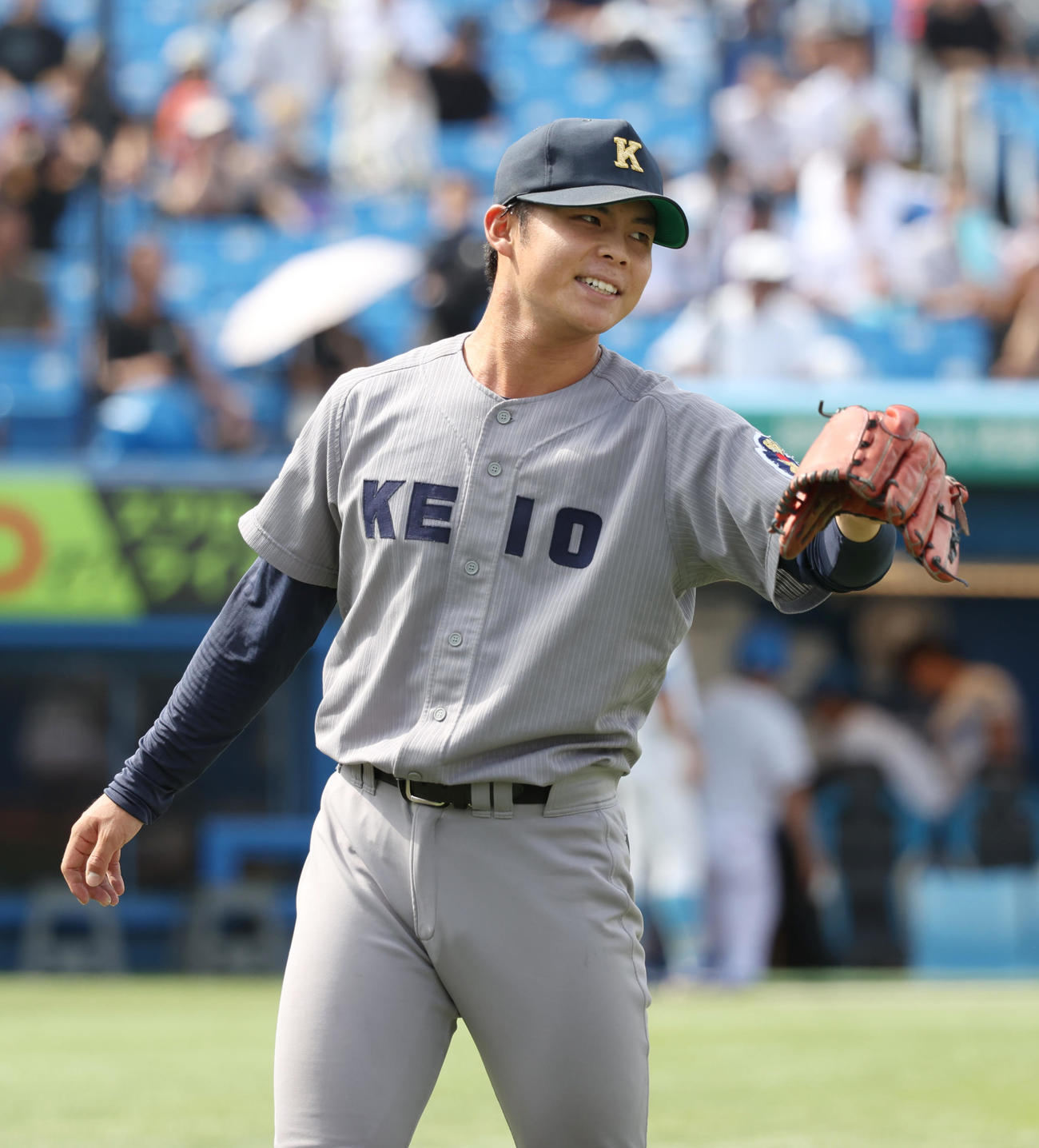 東大対慶大　7回を投げ2安打無失点に笑顔を見せる慶大・外丸（撮影・柴田隆二）　　