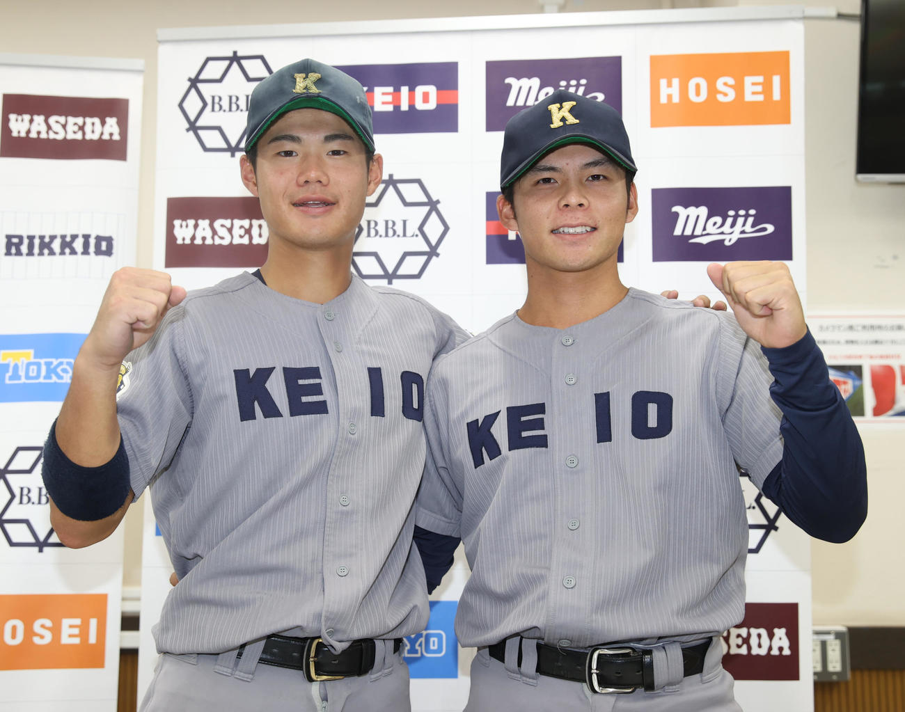 東大対慶大　勝利した慶大・今津（左）と外丸はガッツポーズする（撮影・柴田隆二）　　