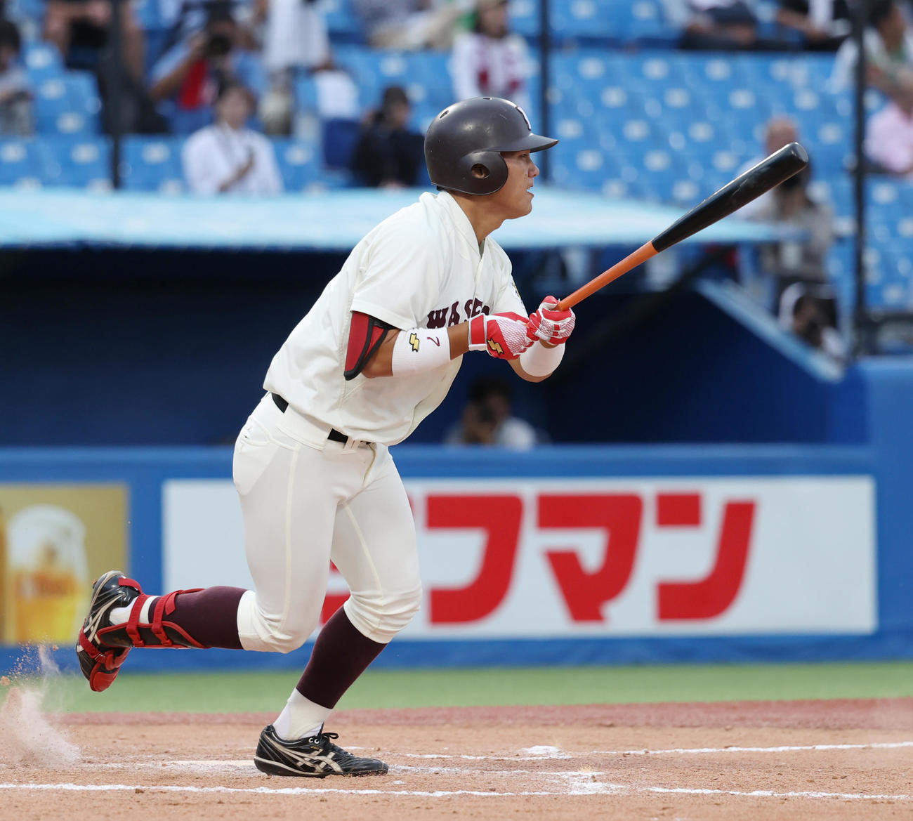 早大対法大　8回表早大2死満塁、代打・岡西は中前に勝ち越しの適時打を放つ（撮影・柴田隆二）　　