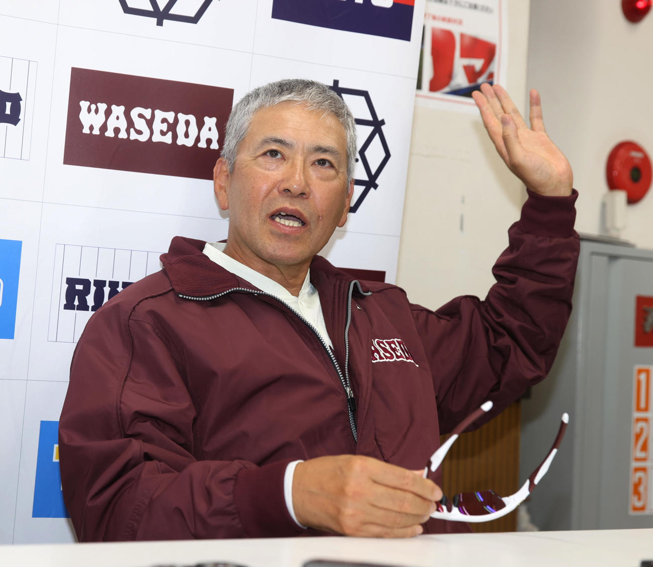 早大対法大　勝利した早大・小宮山監督は会見する（撮影・柴田隆二）　　