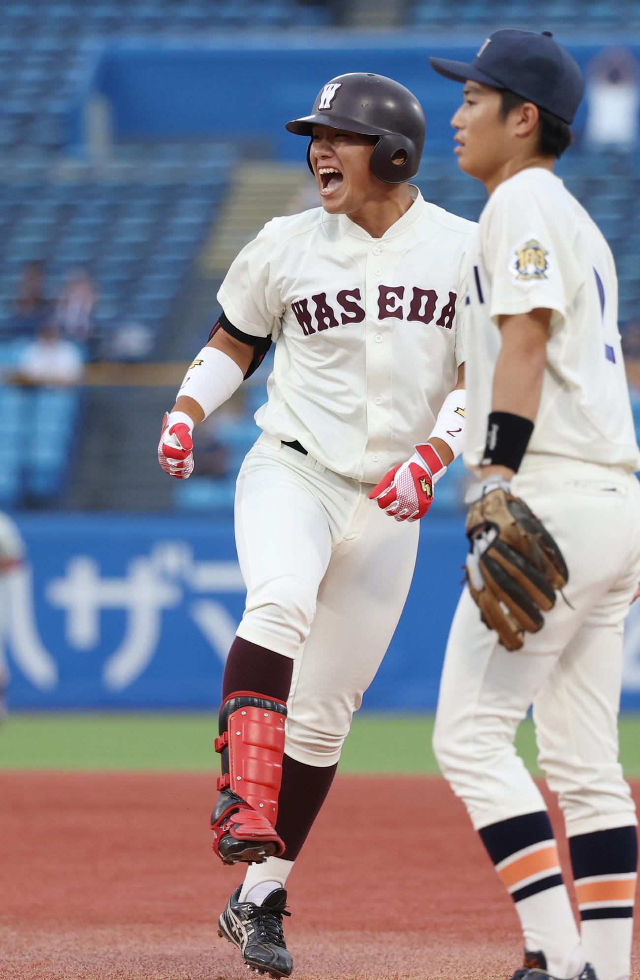 早大対法大　8回表早大2死満塁、代打・岡西は中前に勝ち越しの適時打を放ちガッツポーズする（撮影・柴田隆二）　　