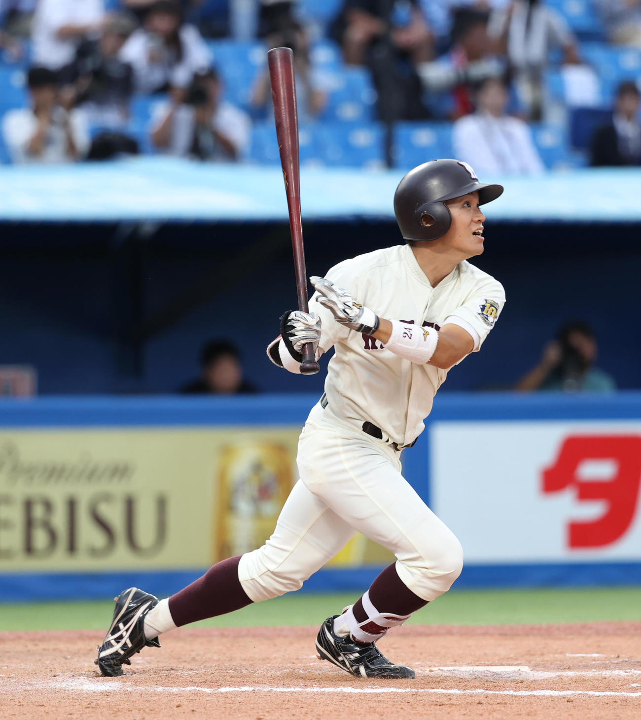早大対法大　8回表早大2死一、二塁、石郷岡は右越えに本塁打を放つ（撮影・柴田隆二）　　