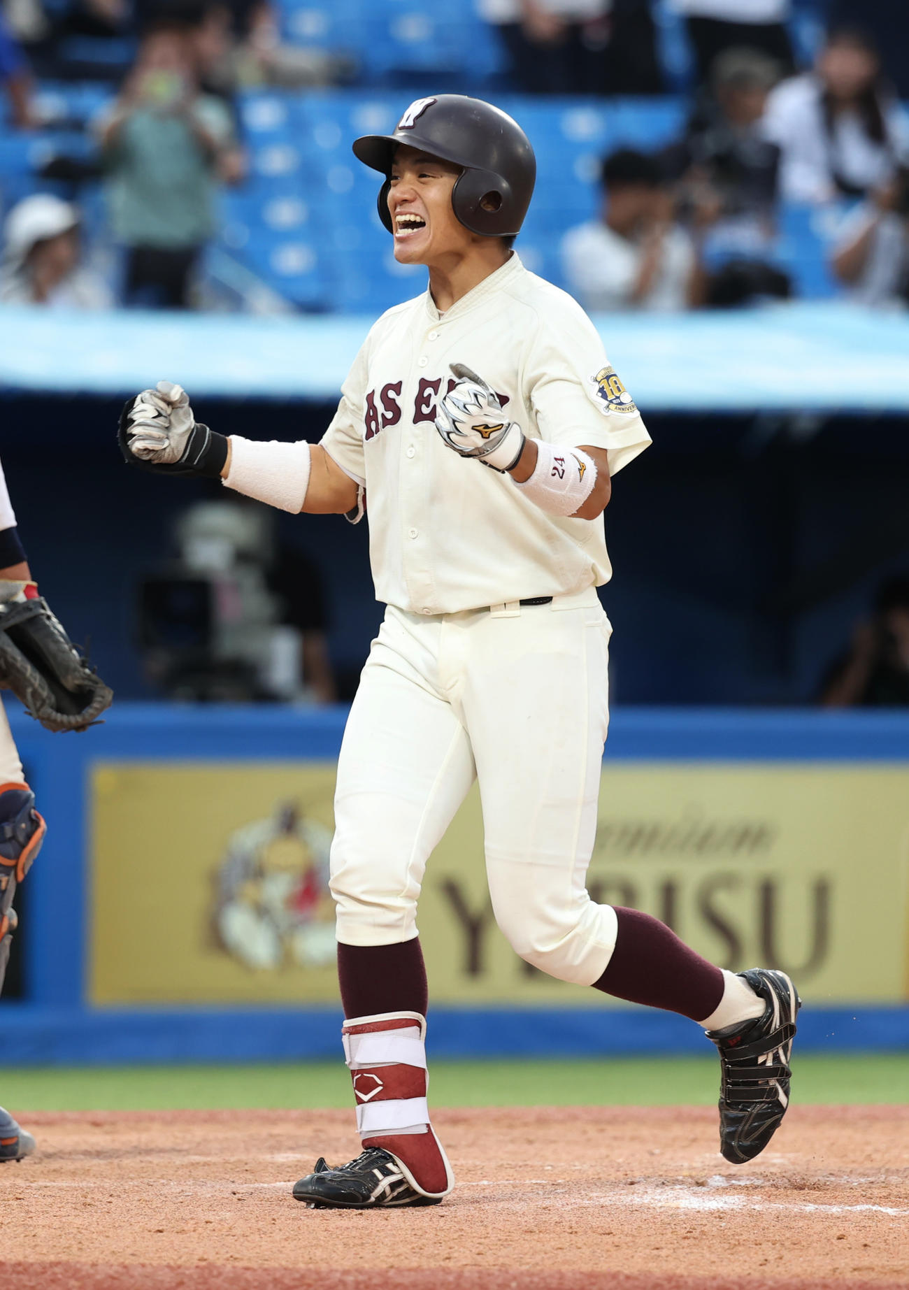早大対法大　8回表早大2死一、二塁、石郷岡は右越えに本塁打を放ちガッツポーズする（撮影・柴田隆二）　　