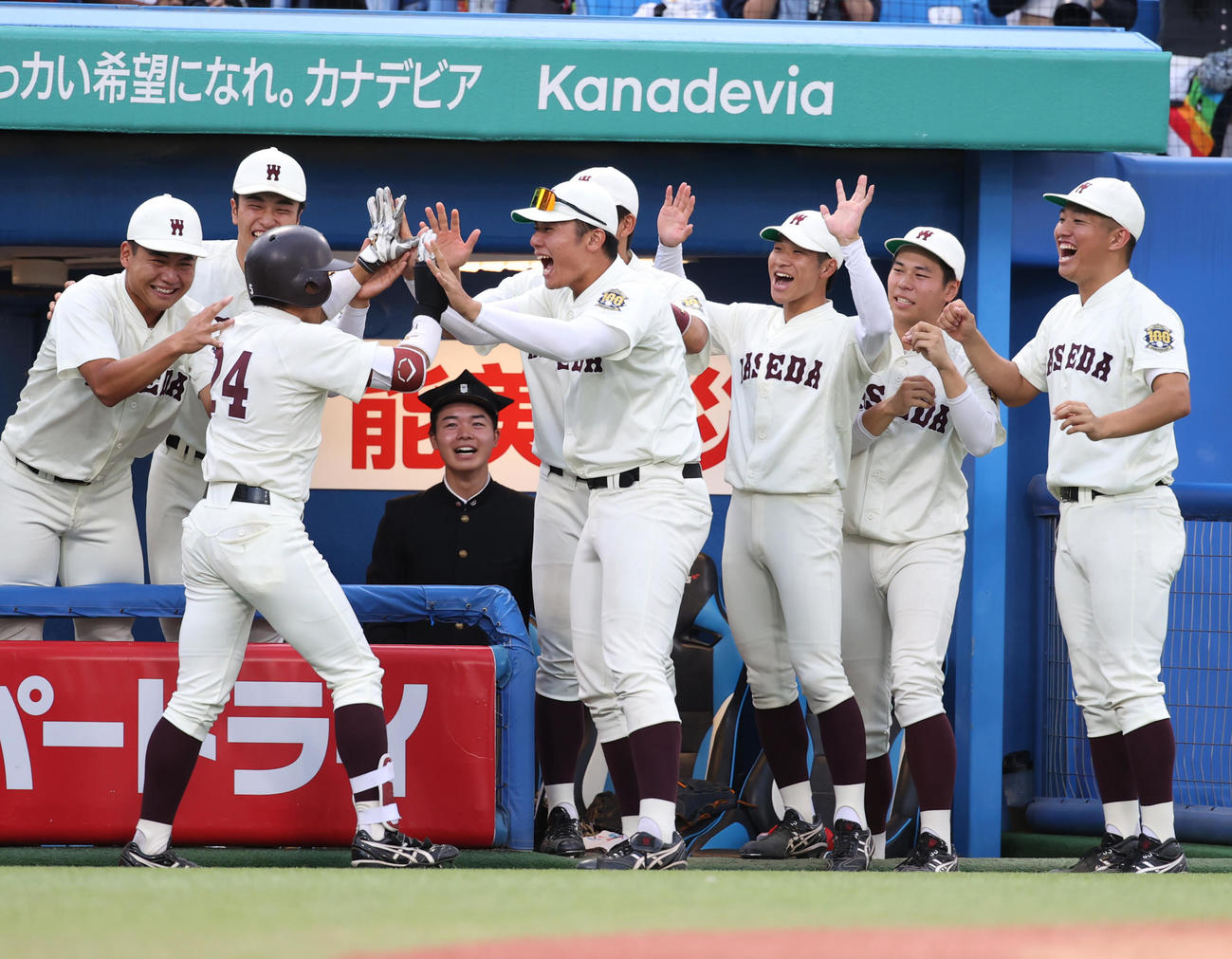 早大対法大　8回表早大2死一、二塁、石郷岡は右越えに本塁打を放ちナインの出迎えを受ける（撮影・柴田隆二）　　