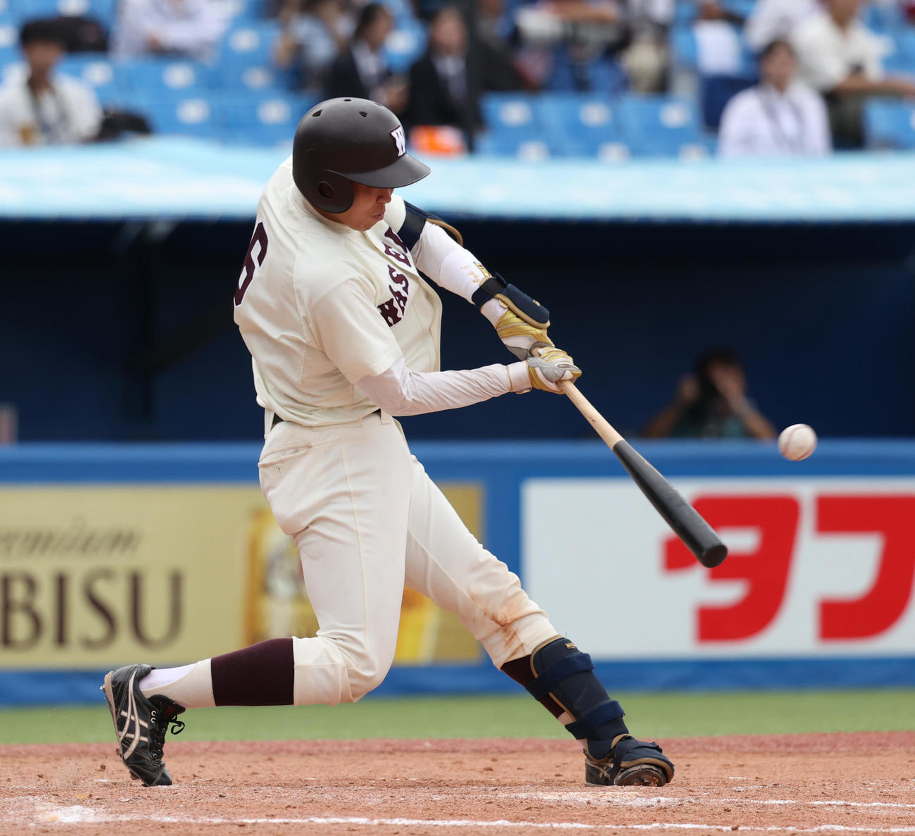 早大対法大　4回表早大2死二塁、吉田瑞は左越えに適時二塁打を放つ（撮影・柴田隆二）　　