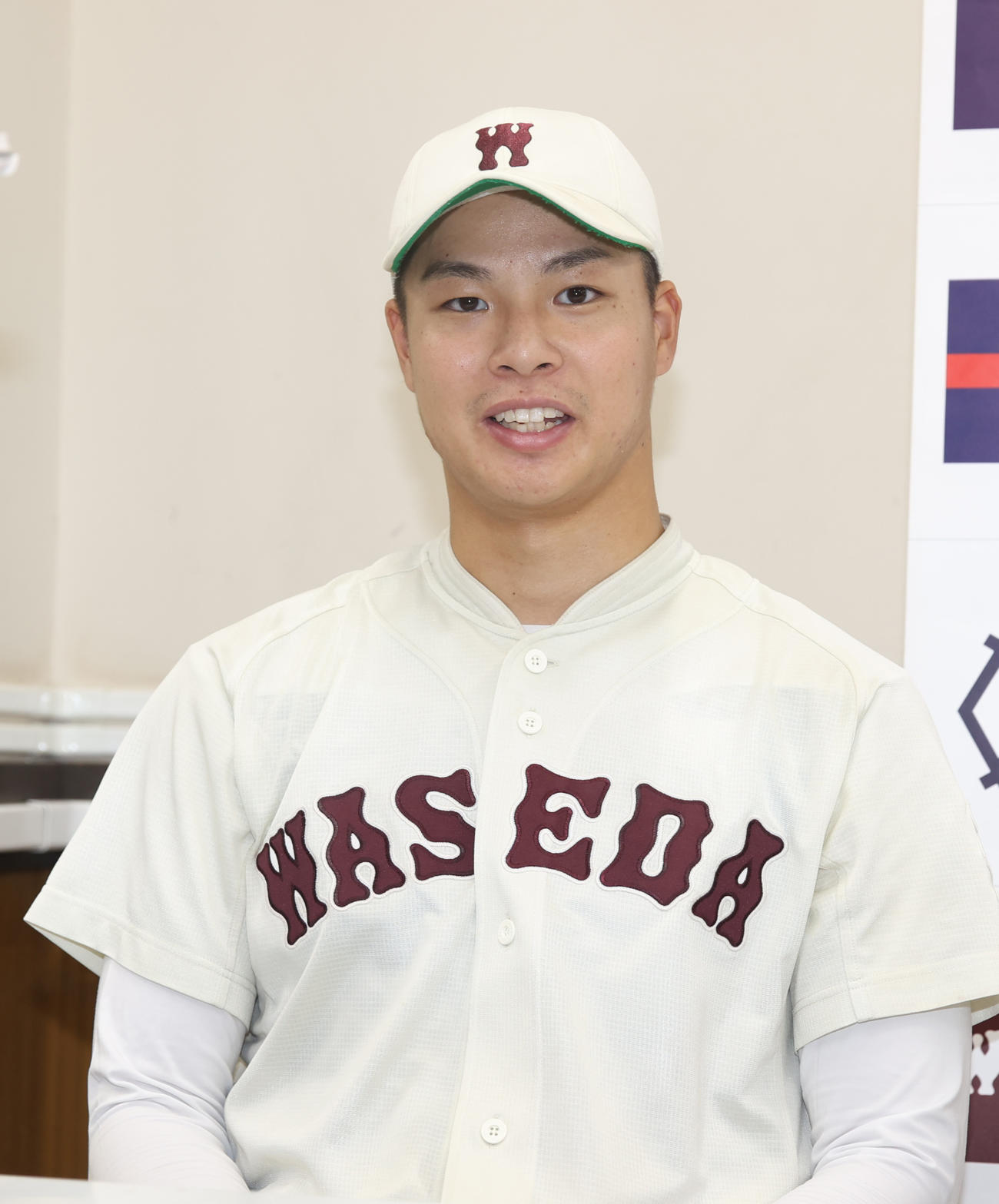 早大対法大　8回から登板した早大・田和は会見で笑顔を見せる（撮影・柴田隆二）　　