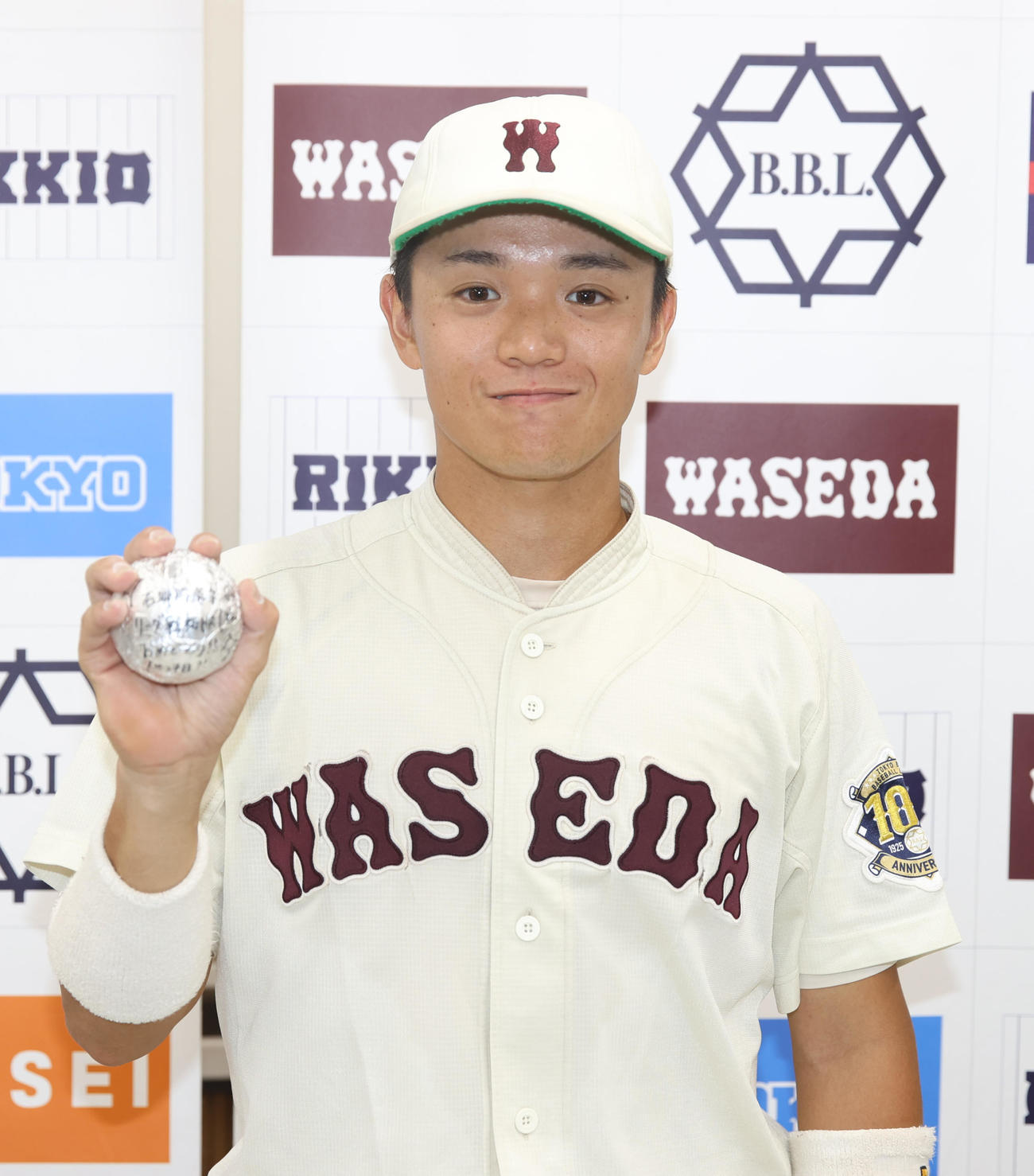 早大対法大　本塁打の記念ボールを持つ早大・石郷岡（撮影・柴田隆二）　　