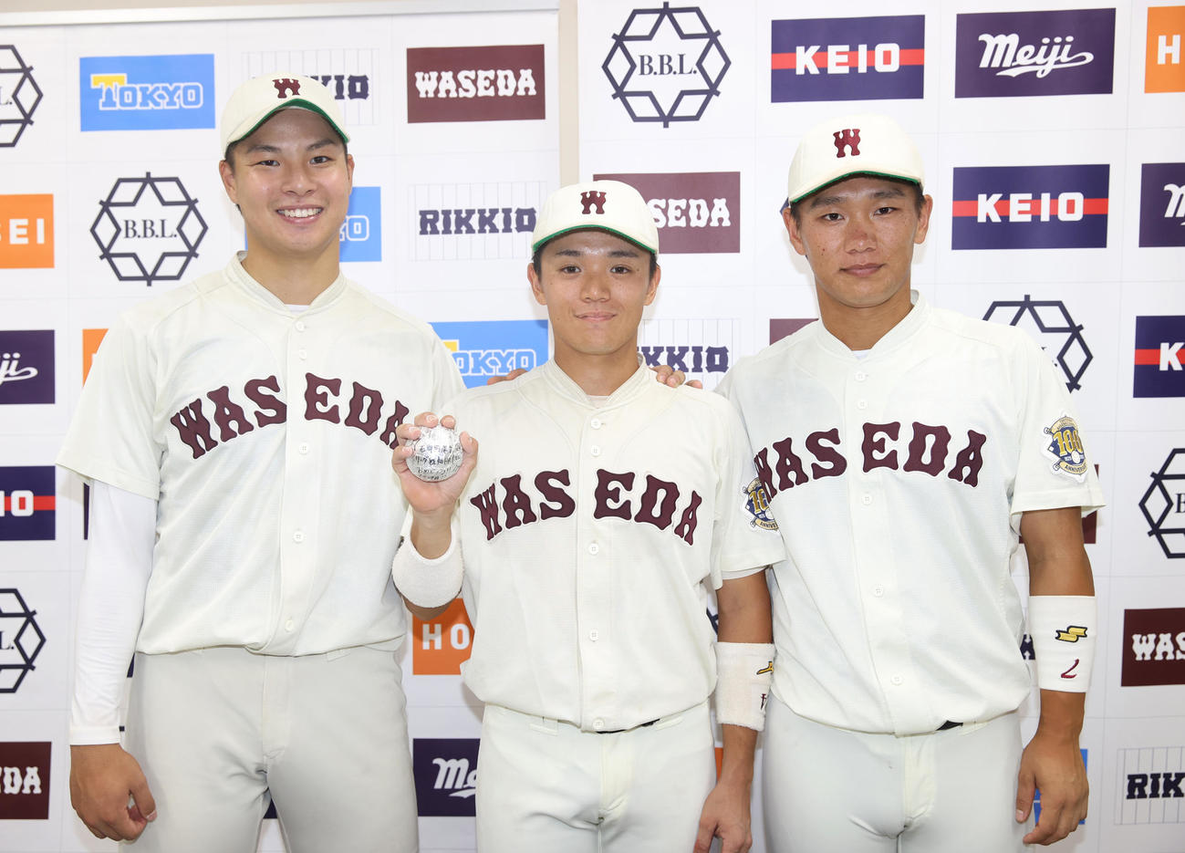 早大対法大　勝利した。左から早大・田和、石郷岡、岡西は笑顔を見せる（撮影・柴田隆二）　　