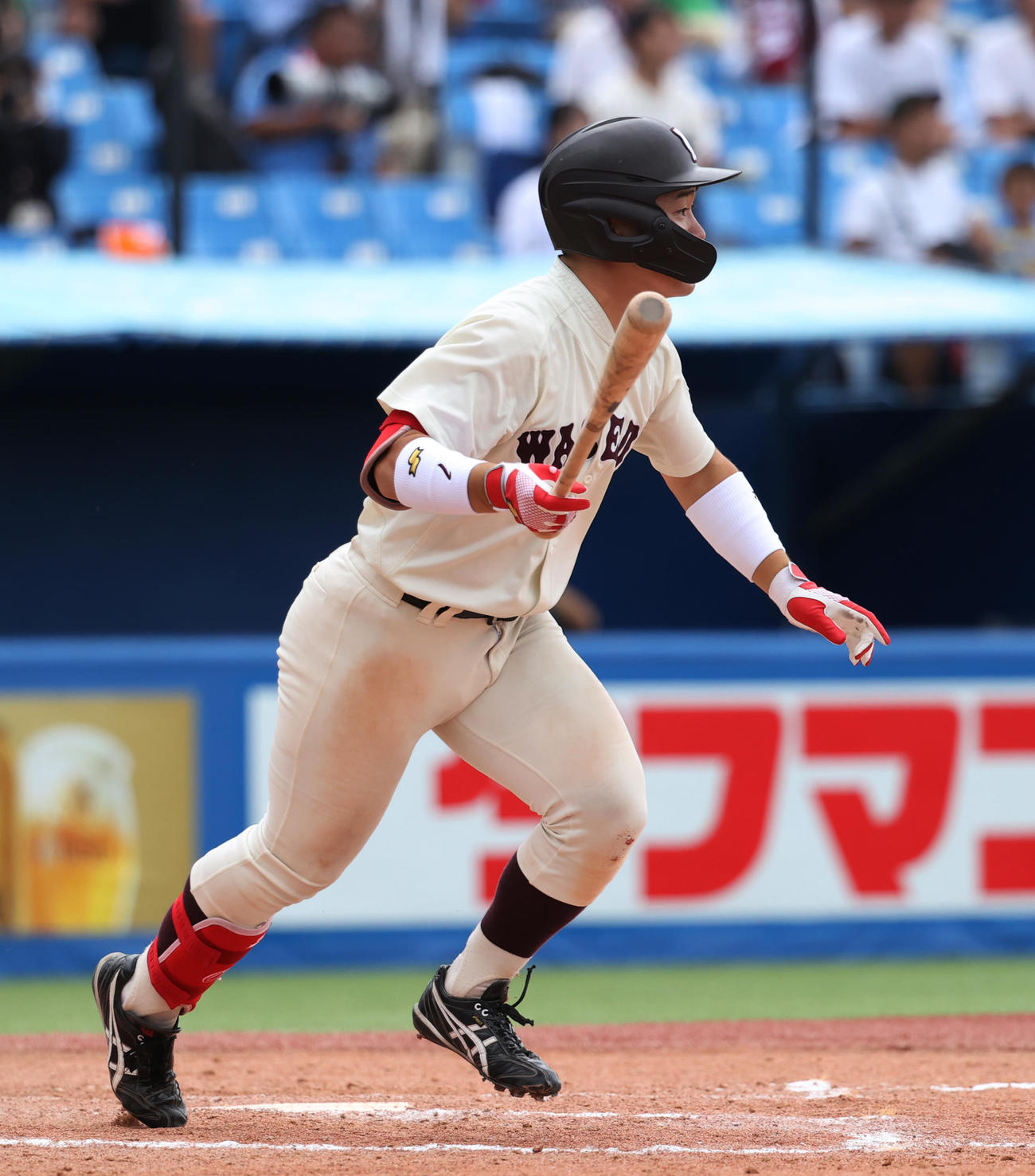 早大対法大　4回表早大2死一、三塁、尾瀬は中前に適時二塁打を放つ（撮影・柴田隆二）　　