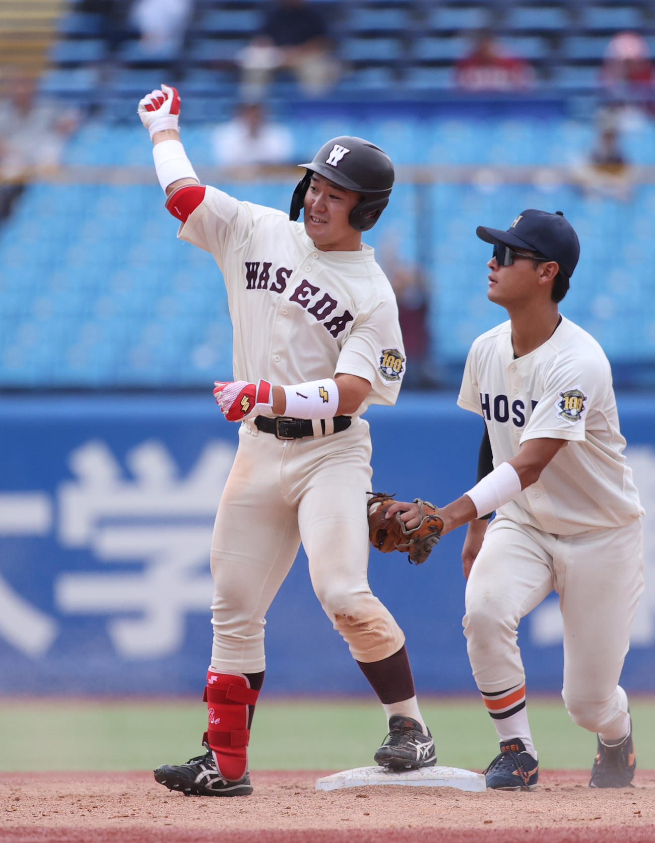 早大対法大　4回表早大2死一、三塁、尾瀬は中前に適時二塁打を放ちガッツポーズする（撮影・柴田隆二）　　