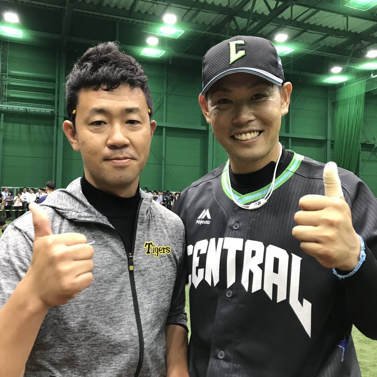 記念撮影する阪神原口（右）と手嶋元トレーナー（手嶋氏提供）