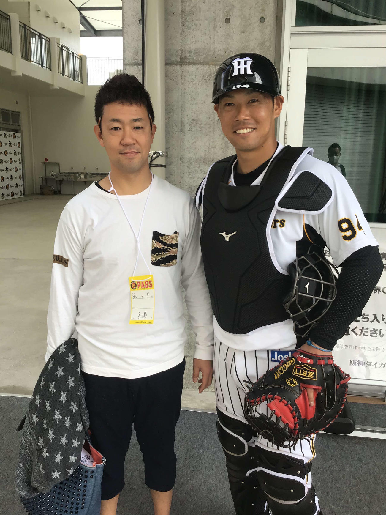 沖縄春季キャンプで記念撮影する阪神原口（右）と手嶋元トレーナー（手嶋氏提供）