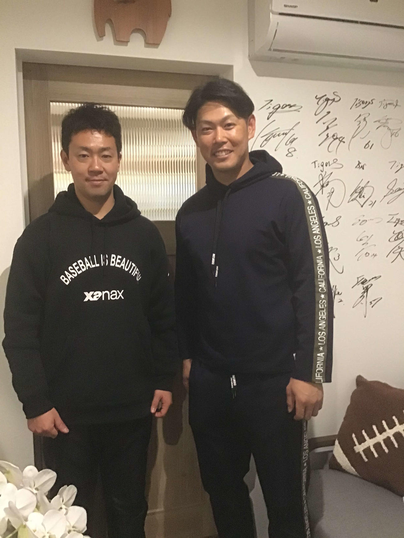 手嶋氏の治療院で記念撮影する阪神原口（右）と手嶋元トレーナー（手嶋氏提供）