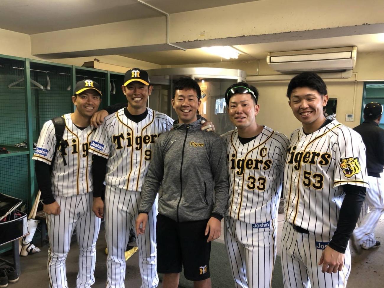 記念撮影する阪神原口（左から2人目）と手嶋元トレーナー（中央）（手嶋氏提供）