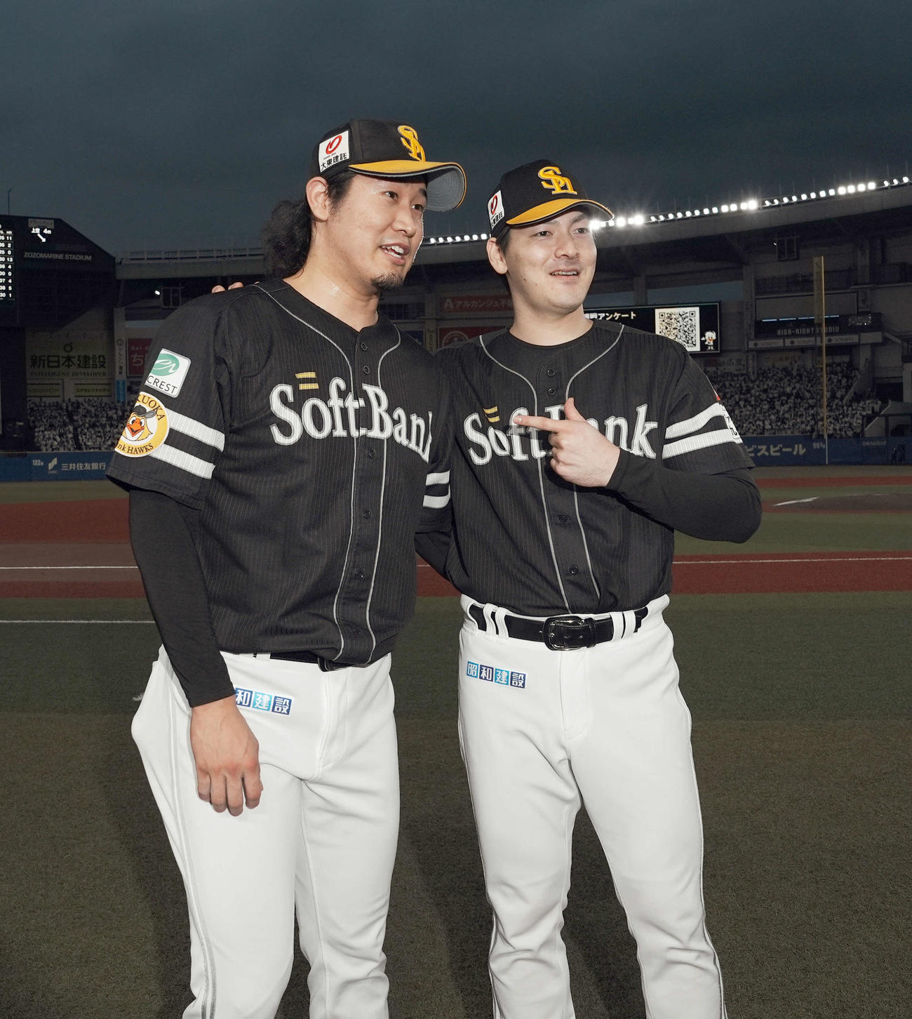 ロッテ対ソフトバンク　ロッテに勝利しリーグ最多勝に輝いたソフトバンク有原（右）と最多セーブに輝いた杉山（撮影・たえ見朱実）