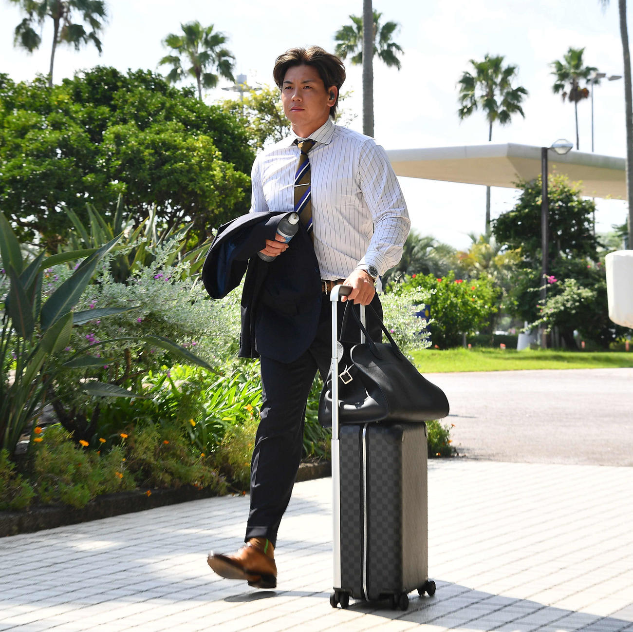 宮崎空港に到着した阪神梅野（撮影・岩下翔太）