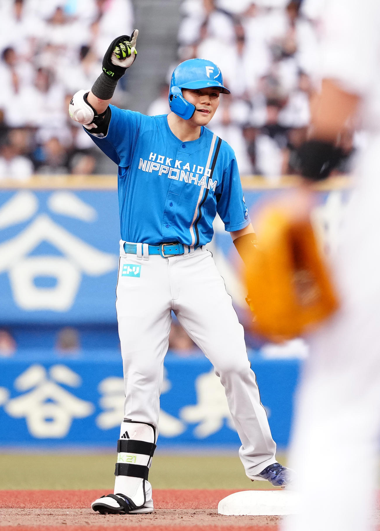 ロッテ対日本ハム　8回表日本ハム無死、二塁打を放ち、ポーズを取る清宮幸（撮影・鈴木みどり）