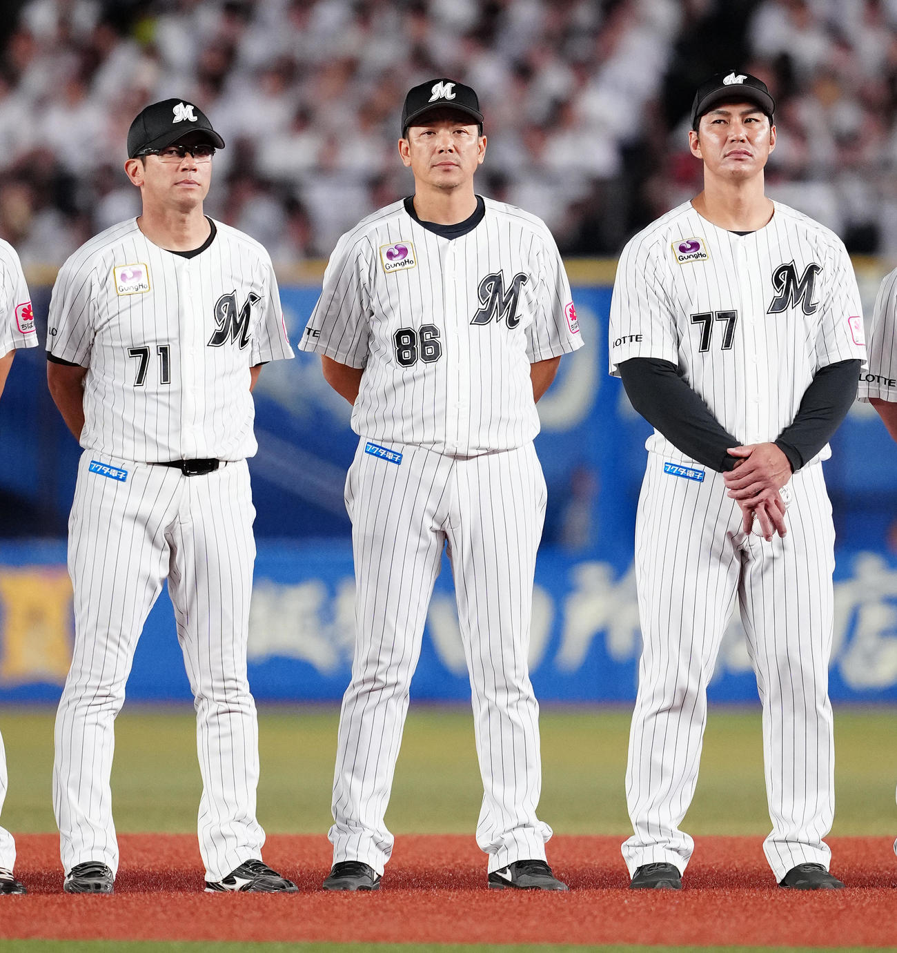 ロッテ対ソフトバンク　最終戦セレモニーに臨むロッテのサブローヘッドコーチ（中央）（撮影・鈴木みどり）