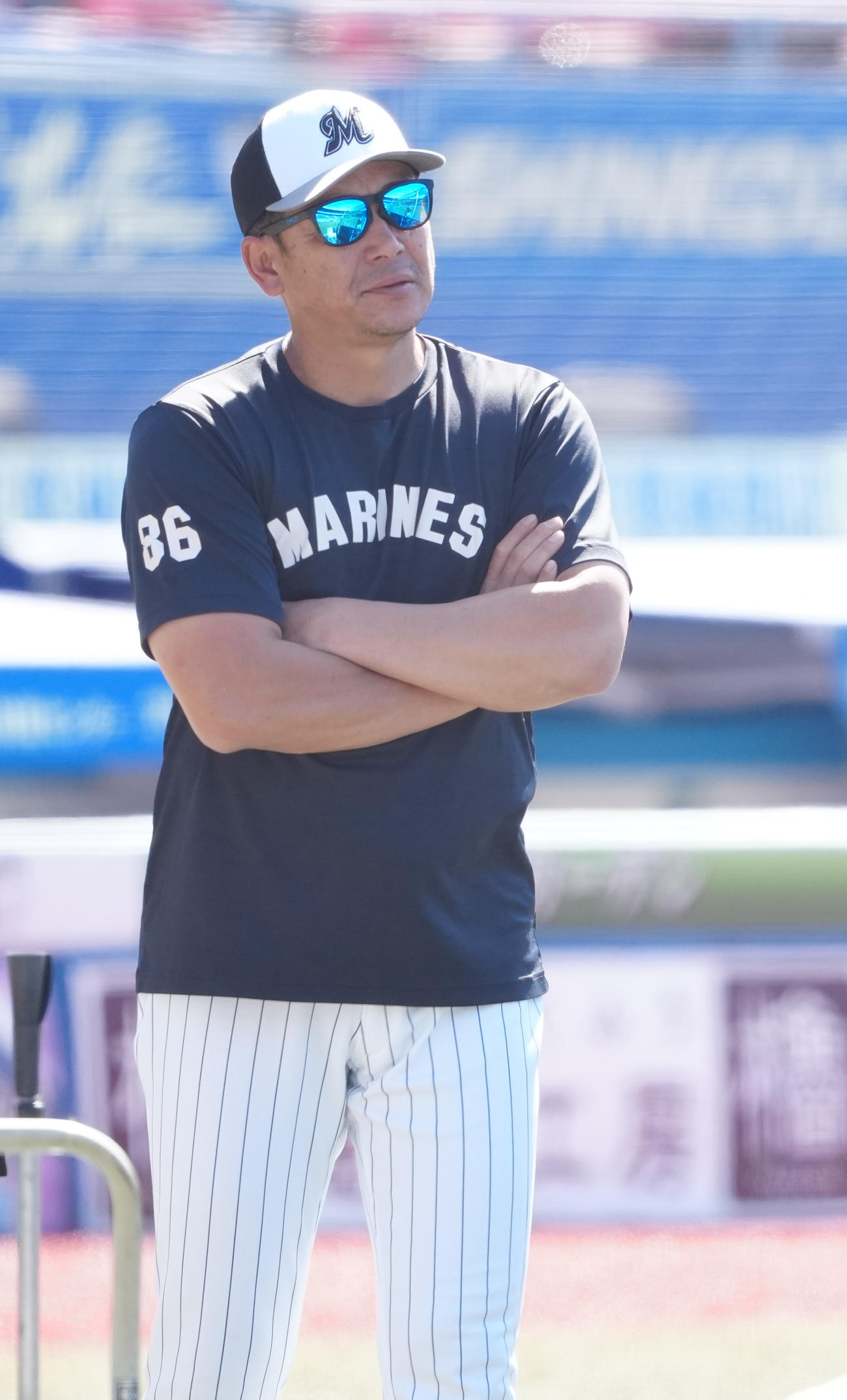 ロッテ対ソフトバンク　試合前練習に臨むロッテのサブローヘッドコーチ（撮影・鈴木みどり）