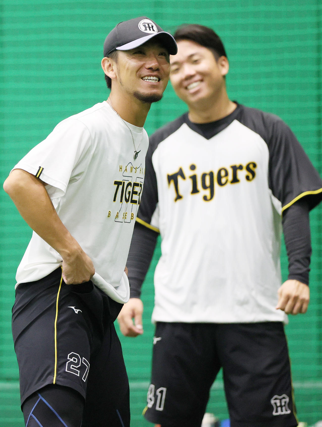 投手指名練習でリラックスした表情を見せる阪神伊藤将。後方は村上（撮影・上山淳一）