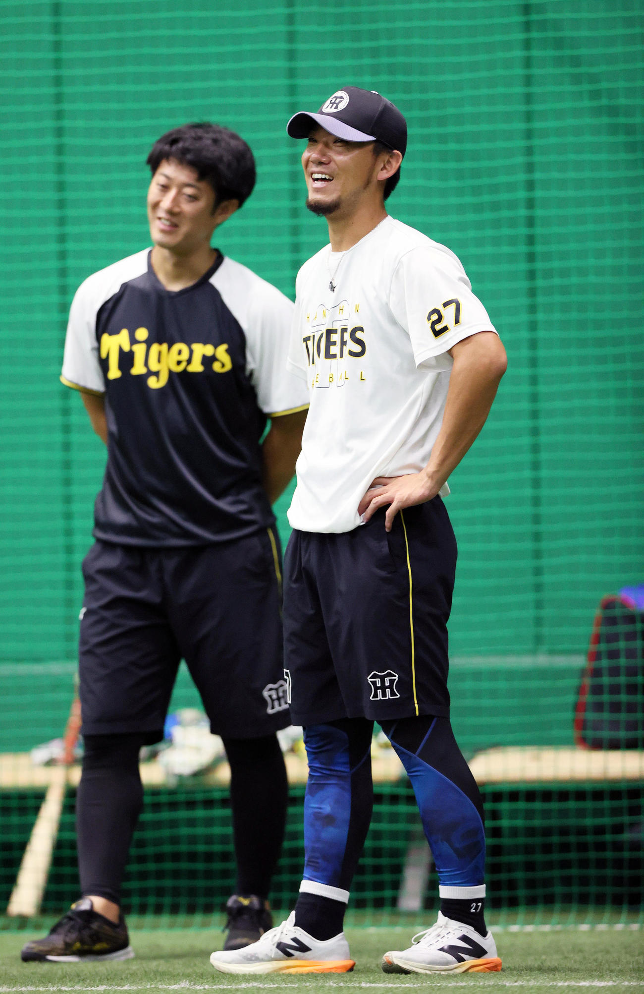 投手指名練習でリラックスした表情を見せる阪神伊藤将（手前）（撮影・上山淳一）