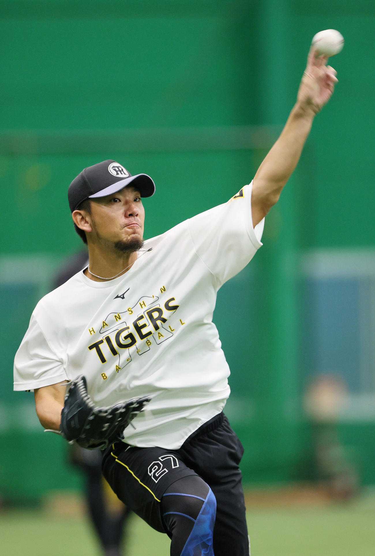 投手指名練習でキャッチボールする阪神伊藤将（撮影・上山淳一）