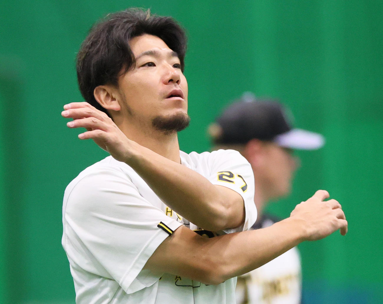 投手指名練習で体を動かす阪神伊藤将（撮影・上山淳一）
