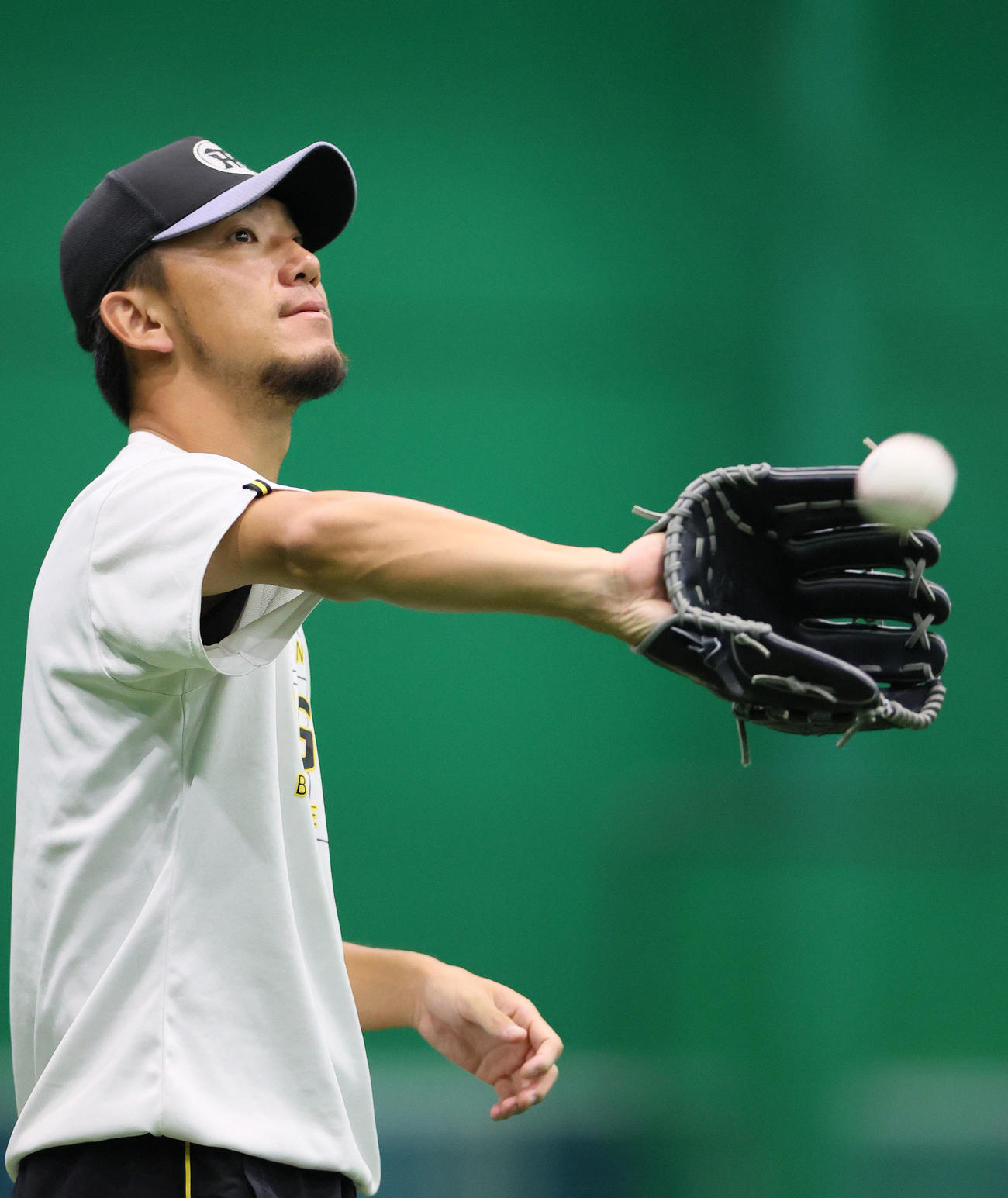投手指名練習でキャッチボールする阪神伊藤将（撮影・上山淳一）