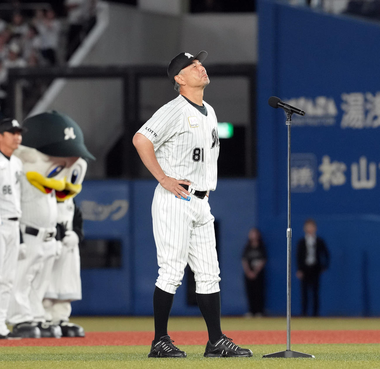 ロッテ対ソフトバンク　最終戦セレモニーで「もう少しやりたかった」と涙するロッテ吉井監督（撮影・たえ見朱実）