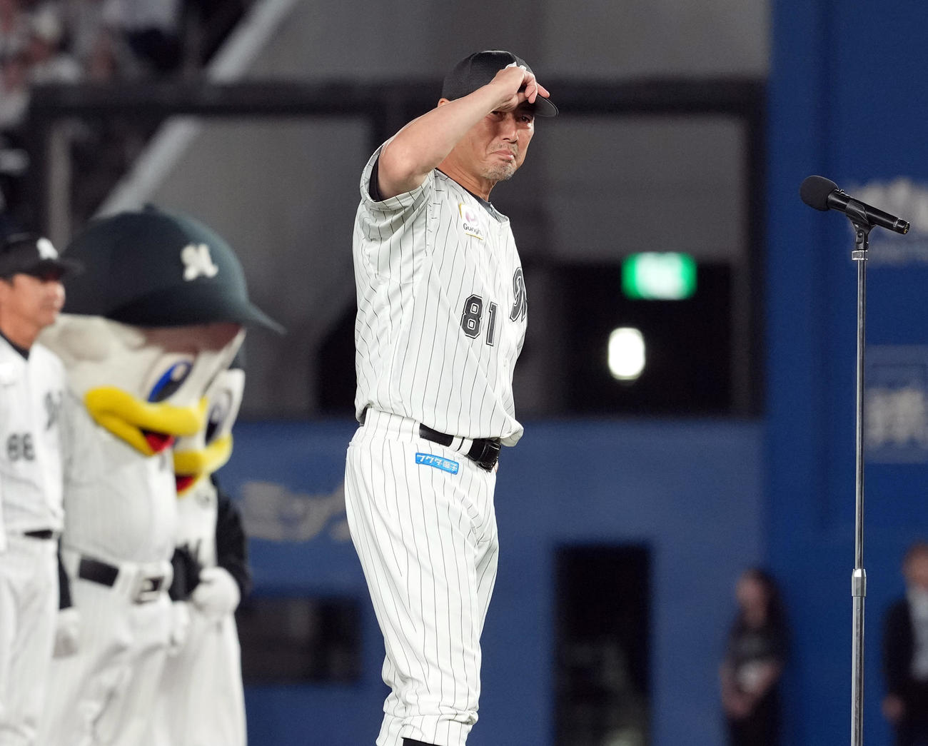 ロッテ対ソフトバンク　最終戦セレモニーで「もう少しやりたかった」と涙するロッテ吉井監督（撮影・たえ見朱実）