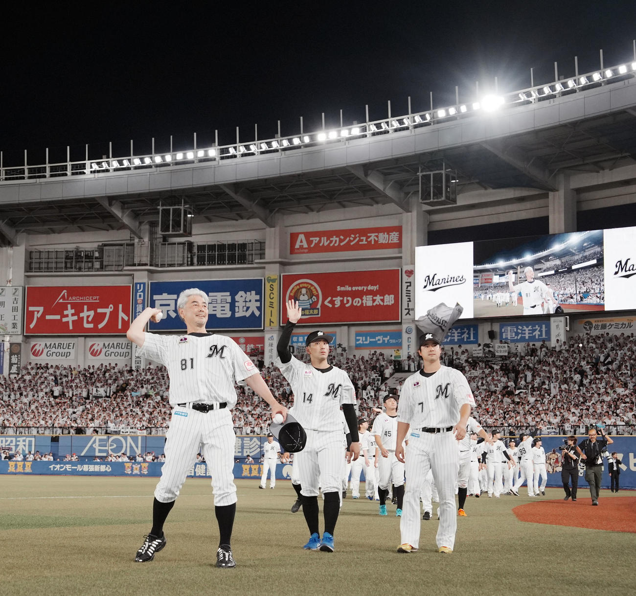 ロッテ対ソフトバンク　サインボールを投げ入れるロッテ吉井監督（撮影・たえ見朱実）