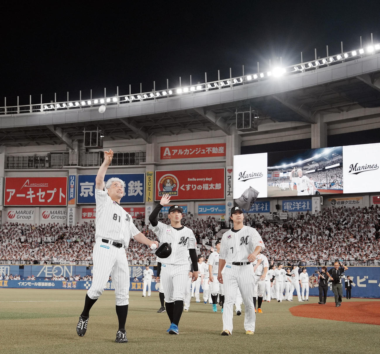 ロッテ対ソフトバンク　サインボールを投げ入れるロッテ吉井監督（撮影・たえ見朱実）