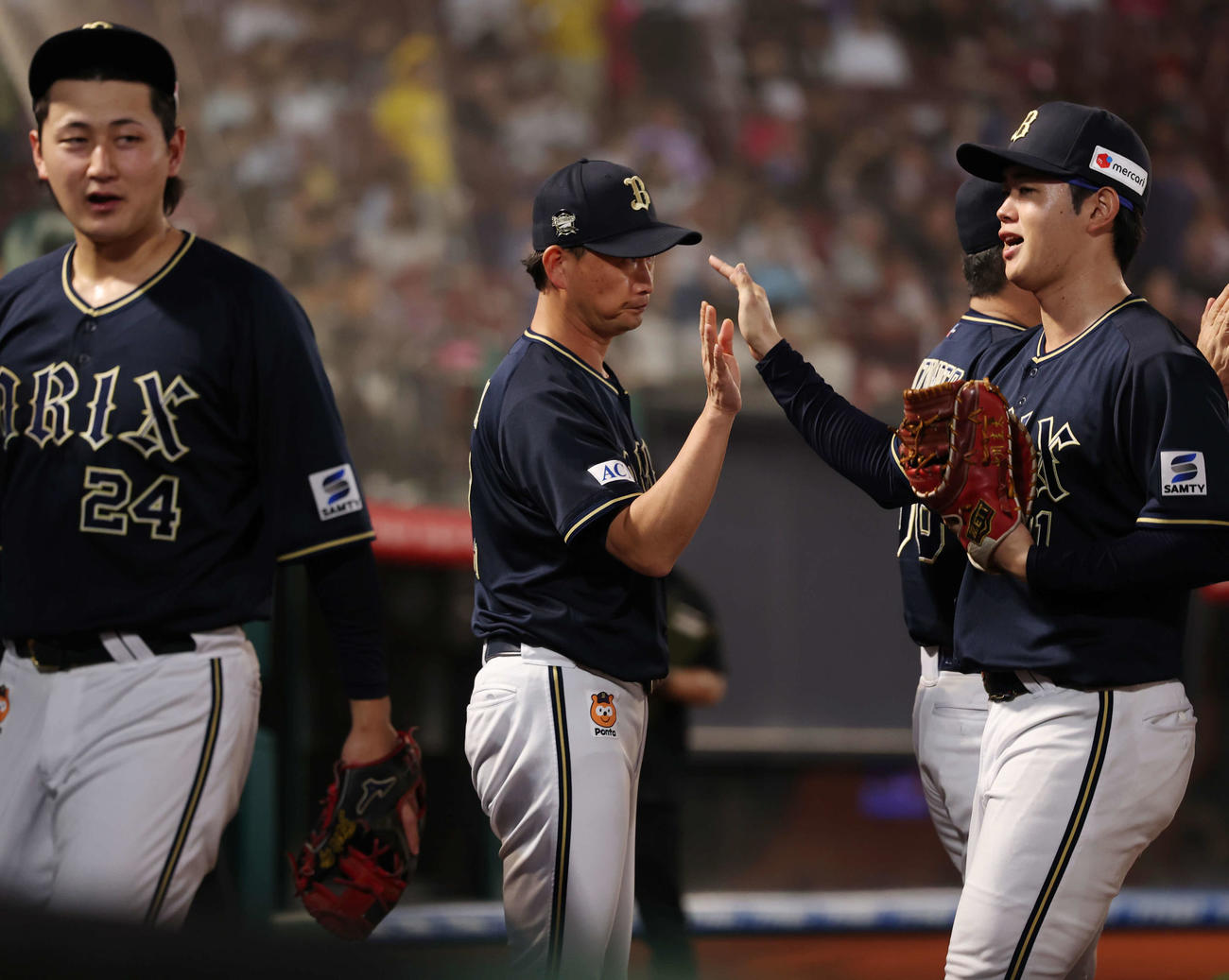 楽天対オリックス　勝利しナインとタッチを交わすオリックス岸田監督（撮影・増田悦実）