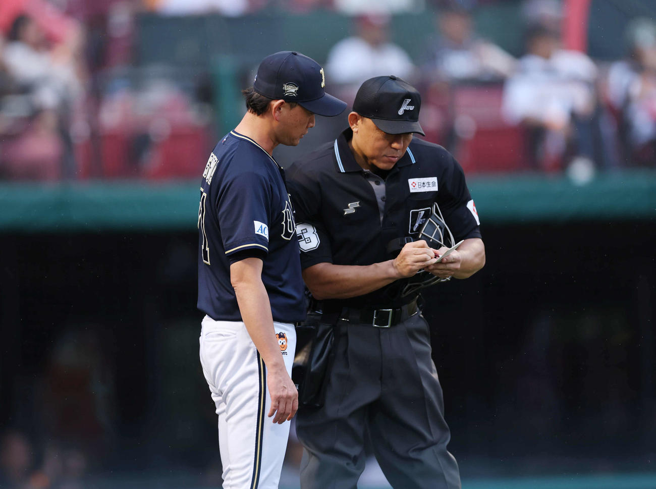 楽天対オリックス　7回裏、交代を告げるオリックス岸田監督（撮影・増田悦実）