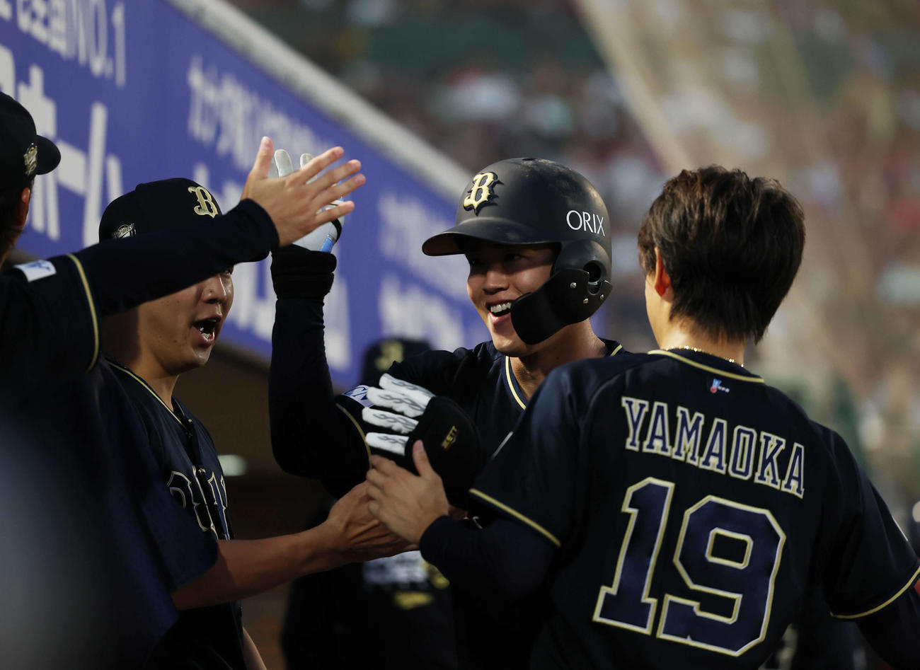楽天対オリックス　11回表オリックス無死、決勝本塁打を放ちナインとタッチを交わす太田（右から2人目）（撮影・増田悦実）