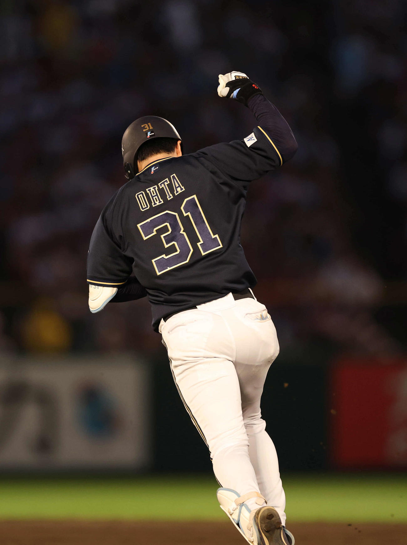 楽天対オリックス　11回表オリックス無死、右中間ソロ本塁打を放ち走塁する太田（撮影・増田悦実）