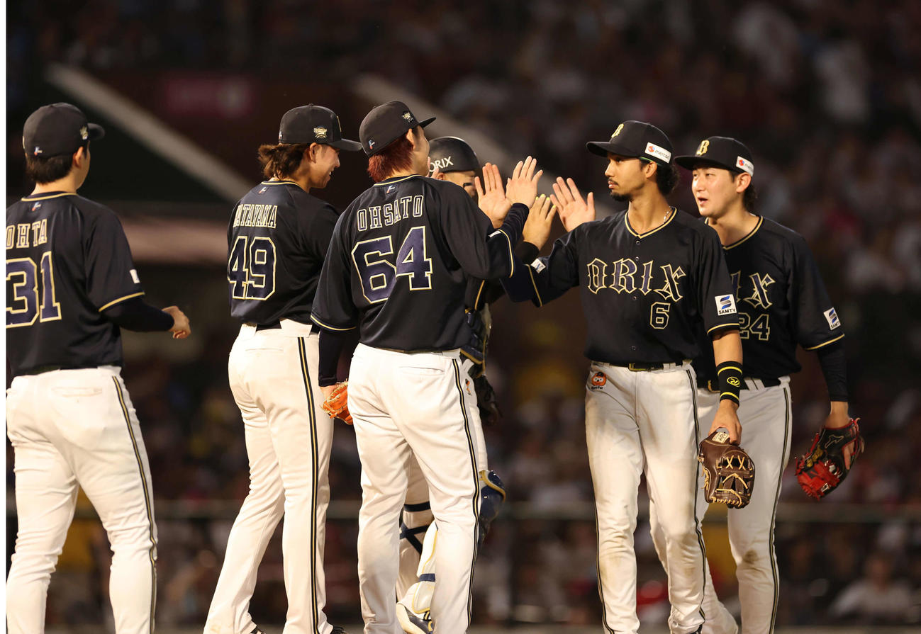 勝利しハイタッチを交わすオリックスナイン（撮影・増田悦実）